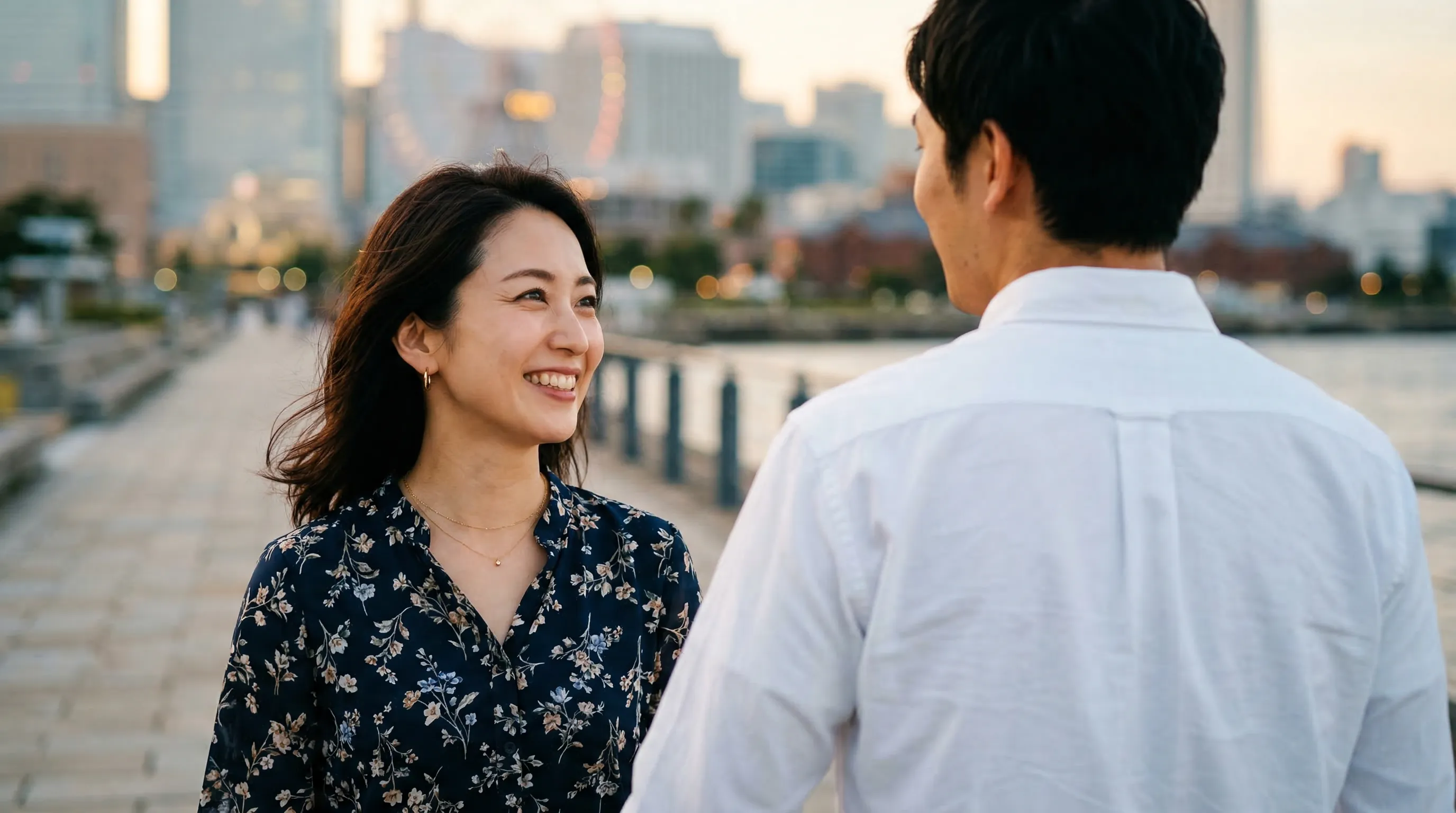 すれ違いざまに男性を見つめ微笑む女性